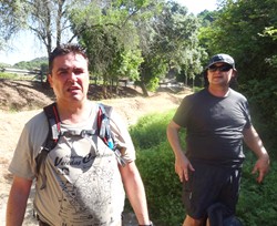 Los gorditos en la fuente refrescndose