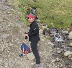 El gran Maestro recogiendo el agua de la exuberante naturaleza