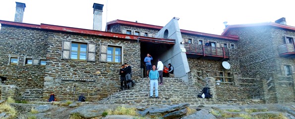 El albergue de Poqueira, nuestro refugio a 2500 mts de altitud, con el gran Maestro en la puerta