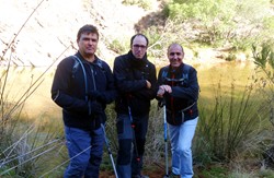 Los tres de negro en el ro