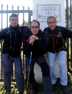 Los de negro posando en la puerta de la finca