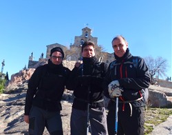 Los tres caballeros, contentos ante el Santuario de la Virgen