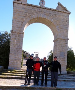 Todos en el arco de entrada al recinto del Santuario