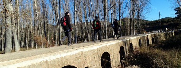 Cruzando el puente sobre el ro Jndula