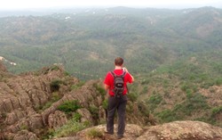 Mengbrix tomando nota de los lugares estratgicos desde la cima de los Riscos