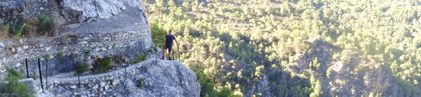 Panormica de la acequia por los acantilados de la ladera