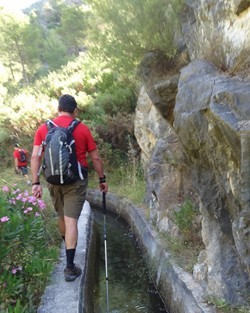 El doctor terminando el camino de la acequia