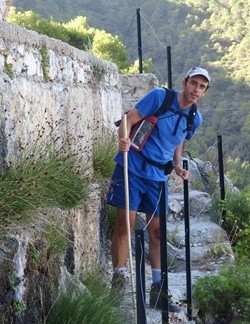 El duque asomndose al precipicio desde la parte peligrosa de la acequia