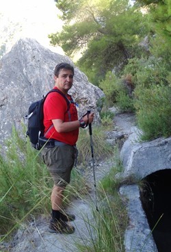 El doctor posando desde la acequia