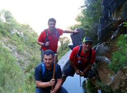 Las tres mellizas en la acequia