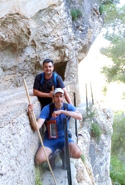 Los dos mellizos en la acequia