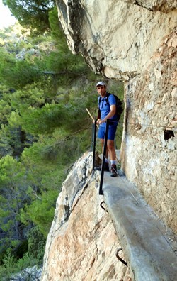 El duque por el acantilado de la acequia