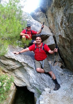 Lady Christian posando verticalmente con el doctor Sanchezstein en la acequia