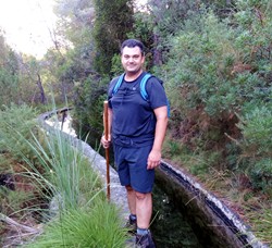 Esplendido posado del marqus du Bon Appetit entre la acequia y el follaje