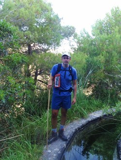 Don Alonso penetrando en la ladera del Chllar por la acequia romana