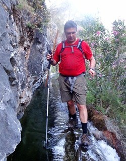 El doctor Viktor Sanzchenstein probando por la acequia