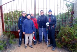 Posando ante la valla de la cumbre de Cerro Romera