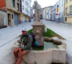 Romerillo en la fuente del apstol en Palas de Rei