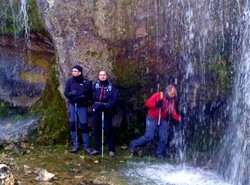 Sendriz, junto a sus amigos, penetrando por las cataratas del ro Bailn