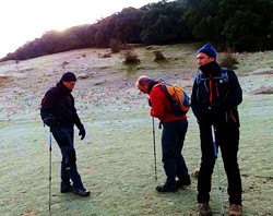 Los senderistas en el campo de golf de Zuheros Park