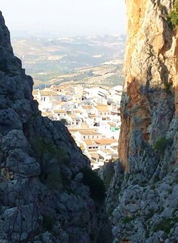 El pueblo de Zuheros entre las montaas