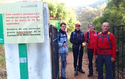 Posando a la entrada de la zona reservada