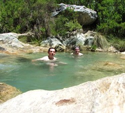 Grumetillo y el otro sumergidos en la poza