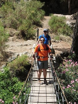 El otro atravesando sonriente el puente colgante