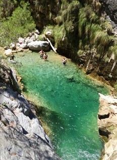 Baistas vistos desde el puente colgante