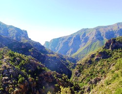 Espectaculares picos y tremendos abismos en la Sierra de Almijara