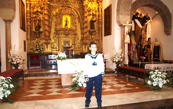 Caramelito posando en el altar de la Iglesia de Santa Teresa