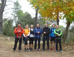 El grupo al completo posando frente a las ruinas