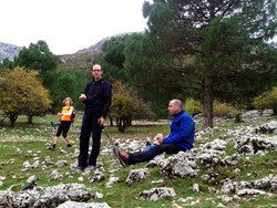 El Maestro y Romerillo almorzando en las rocas