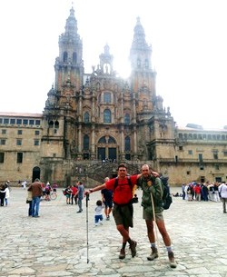 Nuestra pareja de peregrinos al fin ante la Catedral de Santiago