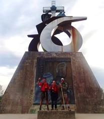 Con Clemen en el monumento al peregrino de Monte do Gozo