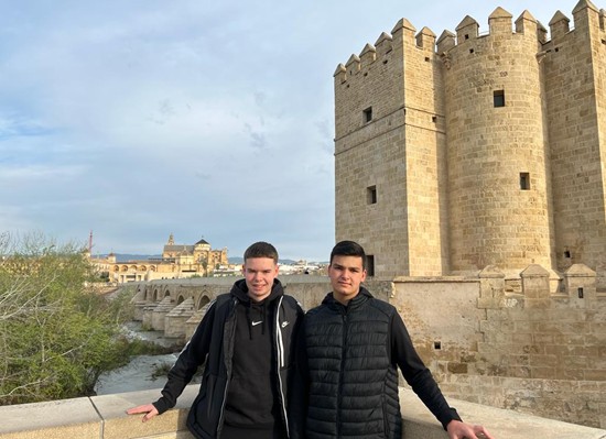 Junto a la Calahorra y el Puente Romano, con la Mezquita al fondo