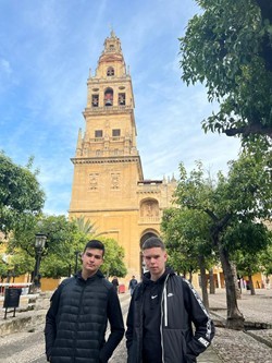 En el patio de los naranjos de la Mezquita, frente al gran Alminar