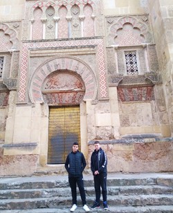 En una puerta de la fachada de la Mezquita