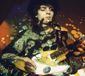 Syd Barrett tocando en sus tiempos psicodlicos