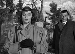 Alida Valli y Joseph Cotten en el entierro de su amigo Harry Lime en el film