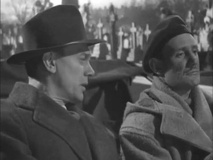 Holly con el coronel Conway (Trevor Howard) investigando en el film