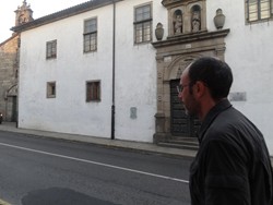 Romerillo marchando meditabundo y enfermo