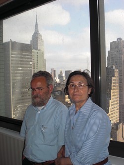 Los titos con el Empire State Building al lado