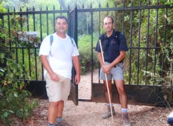 Los letrados a las puertas de la crcel de Valdejetas