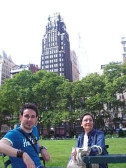 Sentados en Bryant Park la tita y su hijo Fernando