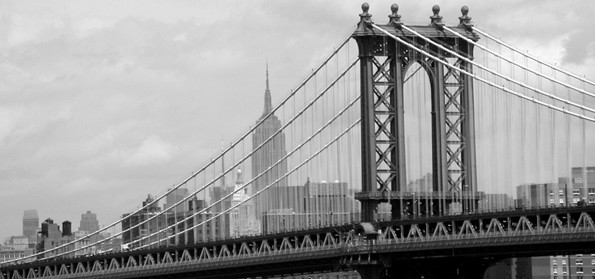 El puente de Brooklyn con el Empire State Building al fondo