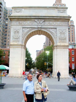 Washington Arch. (Al fondo la Quinta Avenida)
