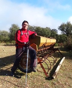 El tito en la Armenta con el arado como un gan