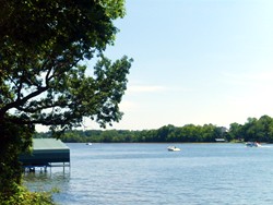 Panormica parcial de la `Priest Bhay` del Lago Minnetonka