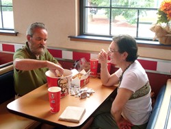 Comiendo pollo frito del Coronel Sanders